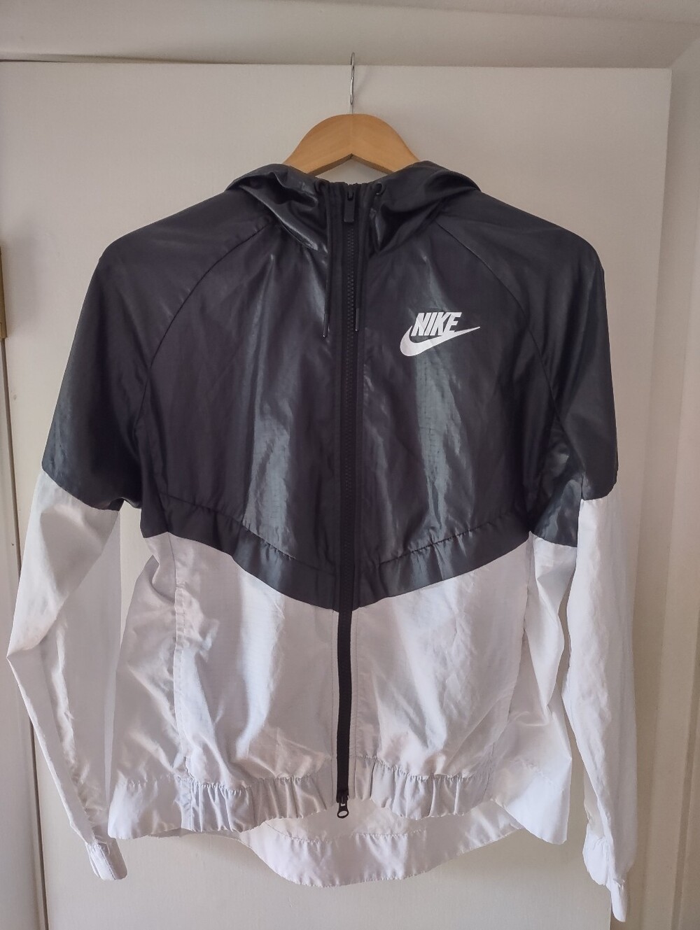 Nike Windrunner Women's M Black White Colorblock Hooded Windbreaker Lightweight